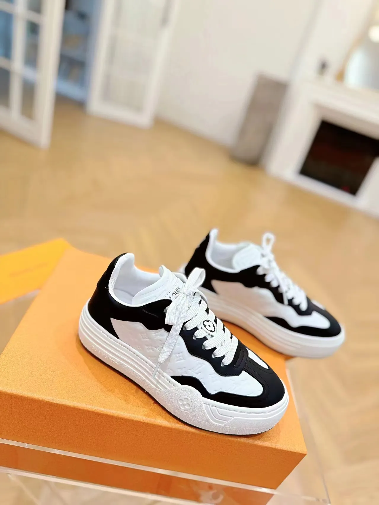 👟👟Ex-factory price 620👟👟Men's size +10 Same style for men and women🔥🔥𝐋𝐕 𝐃𝐢𝐬𝐜𝐨𝐯𝐞𝐫𝐲 2024 new sports shoes thick sole casual ❗️❗️ original purchase development and production LV Discovery lace-up shoes were unveiled at Louis Vuitton's fourth show. They are made of technical mesh fabric and metallic synthetic materials to create a streamlined design. Brand elements embellish the upper and lightweight rubber outsole, with technical shoelaces. Fabric: Original imported cowhide + technology mesh Inner lining: Original customized breathable mesh Sole: Original molded ultra-light rubber foam material Bottom thickness: 5.5CM Size: Women's 35-41 (41 customized), Men's 39-46, (45-46 customized)